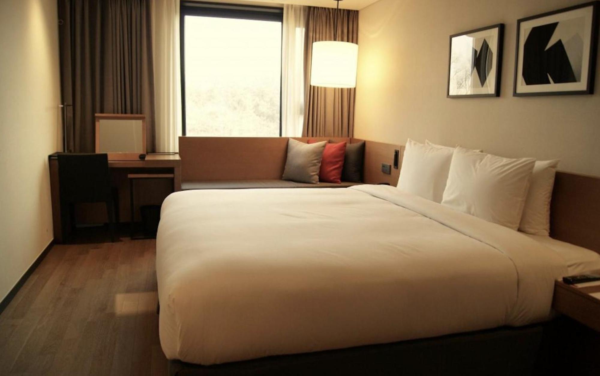 Ramada By Wyndham Gunsan Hotel Exterior foto