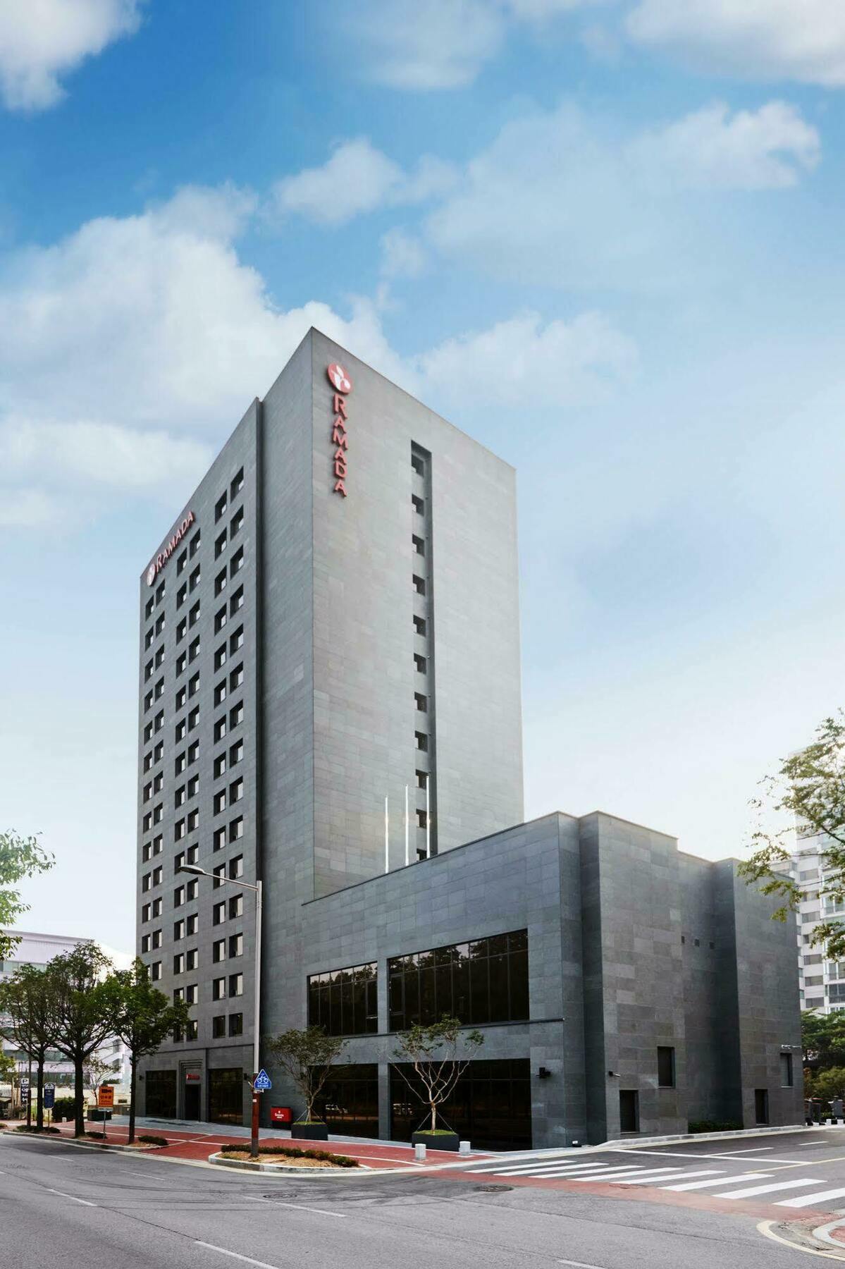 Ramada By Wyndham Gunsan Hotel Exterior foto